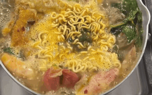 Thanh niên bất lực nhìn nồi mì tôm ngon nhưng không thể ăn, biết lý do ai cũng cười ngất