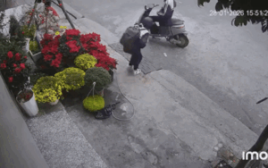 Xem camera, chủ nhà lập tức chia sẻ khoảnh khắc của cặp đôi học trò trước cửa