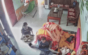 Bố mẹ bận đi làm, check camera liền thấy cảnh bất ngờ của cô con gái học lớp 4