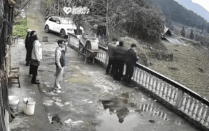 3 bạn trẻ gặp sự cố bất ngờ khi đứng ngắm cảnh, xem camera dân tình cũng giật mình