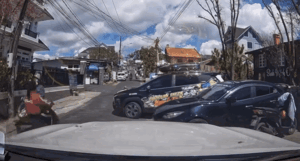 Tình huống giao thông giữa xe máy và ô tô khiến dân mạng rôm rả bàn luận đúng - sai