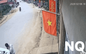 Clip: 2 bé trai điều khiển xe máy, camera ghi lại cảnh khiến phụ huynh đau lòng