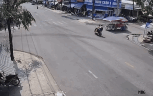 Theo dõi tình huống giao thông ngay ngã tư, dân tình 'đứng hình' bởi cảnh tượng trước mắt