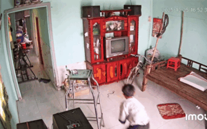 Clip: Bé trai đi học về, mẹ xem camera mà bất ngờ với cảnh trước mặt
