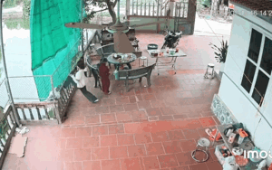 Vừa đặt chân lên lan can, diễn biến tiếp đó khiến cô gái phải vội gọi 'bố ơi'