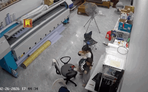 Clip: Bố mẹ vắng mặt, kiểm tra các con ở nhà qua camera liền thấy cảnh bất ngờ