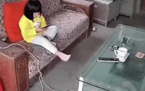 Để con gái tự ngồi chơi ở phòng khách, bố mẹ xem lại camera thấy cảnh đau lòng