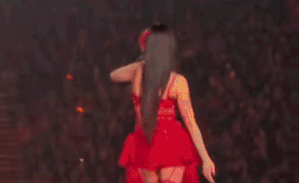 Nữ ca sĩ Việt có cát xê 600 triệu gây xôn xao với trang phục gợi cảm