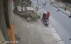 Để con trai nhỏ ngồi trước xe máy, ông bố xem lại camera vẫn chưa hoàn hồn