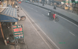 Clip: Cô gái trẻ sang đường bị xe máy tông trúng, dân mạng liền chỉ ra lỗi sai của cả hai