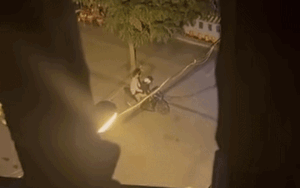 Ra ban công hóng gió, thanh niên bất ngờ bắt gặp cảnh 'khó nói' của đôi nam nữ