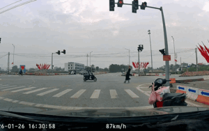 Người phụ nữ xuống xe máy rồi lao ra đường, hành động tiếp đó khiến ai cũng bất ngờ