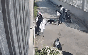 Trên đường đi học, 2 nam sinh có hành động khiến dân tình hết lời khen ngợi