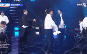 Nhóm nhạc Kpop gây sốt khi đưa vũ công ngồi xe lăn lên sân khấu