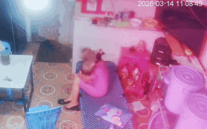 Đang ôm em bé ngồi trong nhà, diễn biến tiếp đó khiến người phụ nữ không kịp trở tay