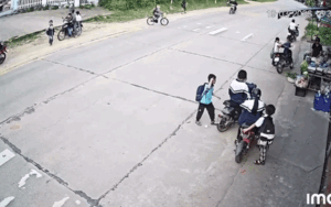 Tình huống giao thông trước cổng trường học khiến dân tình phải 'réo' phụ huynh chú ý