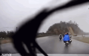 Hàng loạt xe máy ngã rạp xuống đường cùng lúc, camera hành trình của ô tô ghi lại lý do