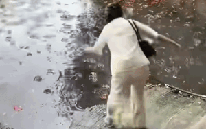 Cô gái ngã chỏng vó khi đi lễ chùa, dân tình liền chỉ ra những lỗi sai 'chí mạng'