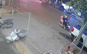 Đôi nam nữ đâm sầm vào đuôi ô tô, xem camera mới thấy diễn biến 'khó coi' trước đó