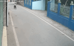 Xem clip 2 học sinh chạy xe đạp trên đường, dân mạng lập tức 'réo' phụ huynh vào cuộc