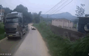 Con trai chạy xe máy đi học, bố mẹ xem đoạn clip từ camera mà đau lòng