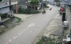 Thanh niên đang đi xe máy thì 'xoè' xuống đường, xem camera ai nấy mới hiểu lý do