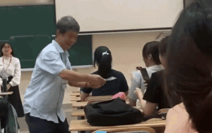 Trở lại trường sau Tết, sinh viên nhận niềm vui bất ngờ từ thầy giáo