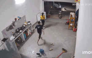 Con trai bất ngờ gặp nạn trước nhà, bố mẹ xem lại camera mà vẫn chưa 'hoàn hồn'