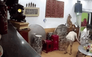 Bố bất ngờ ngã kềnh xuống đất, camera trong nhà đã 'tố' tội lỗi của cô con gái