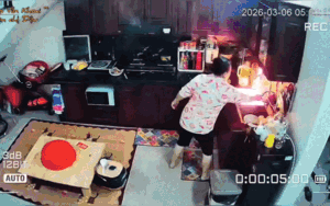 Chảo dầu bốc cháy khi đang nấu ăn, người phụ nữ xử lý khiến dân tình tranh cãi