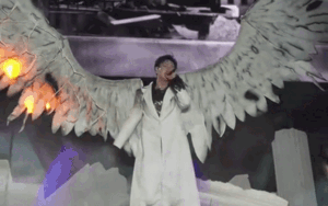 ERIK gây xôn xao khi biểu diễn với đôi cánh đang bốc cháy trên sân khấu, sự thật khiến ai cũng bất ngờ