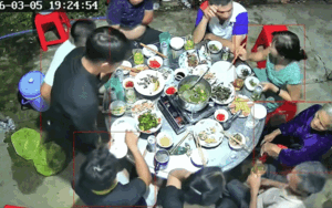 Thanh niên bất ngờ ngã kềnh khi vừa ngồi xuống bàn ăn, check camera mới biết lý do