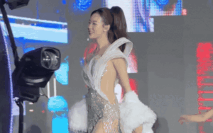 Bảo Ngọc diện váy xẻ lấp lánh khoe đôi chân dài 1m23