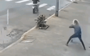 Clip: Xông vào cướp túi xách, gã trai bị phản đòn khiến ai cũng hả hê