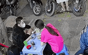 Khung hình của 2 đôi nam nữ khiến ai cũng hạnh phúc lây