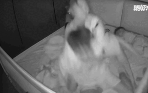 Camera phòng ngủ ghi lại hành động 'kỳ quặc' của cặp vợ chồng trẻ