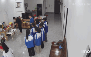 Nghẹn lòng hình ảnh nhóm học sinh lặng lẽ thắp nhang cho người bạn đã khuất