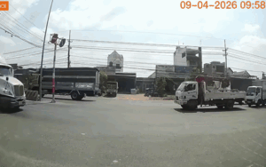 Người đàn ông lái xe máy 'phi' ra từ con ngõ, dân tình xem camera mà bức xúc