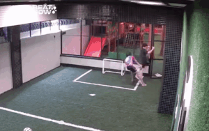 2 thiếu niên chơi bóng, sự cố bất ngờ xảy ra khiến ai cũng 'nín thở' theo dõi