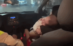 Mẹ ôm con 7 tháng tuổi chạy trong đêm cầu cứu, CSGT lao đi giành lại sự sống trong tích tắc