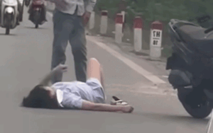 Đôi nam nữ có hành động 'khó coi' giữa đường khi ai đi ngang cũng ngước nhìn