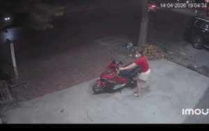 Cô gái giật nảy mình trước cửa nhà, camera ghi lại lý do khiến ai cũng sợ hãi