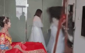 Bạn chú rể đạp cửa xông vào phòng cô dâu và cái kết không ai ngờ được