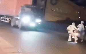 Vừa ngồi lên xe ôm, cô gái có hành động khiến cõi mạng xôn xao bàn tán