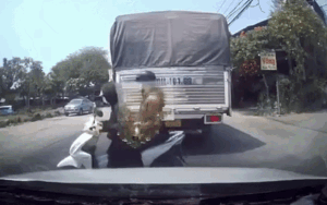 2 cô gái điều khiển xe máy băng qua đường, dân tình xem camera ai cũng 'nóng mắt'