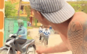 Thanh niên xăm trổ đứng ở cổng trường học, nhắc nhở tài xế mấy câu mà ai cũng tán thành