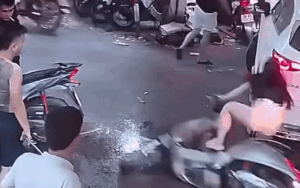 Cô gái ngã xe máy, phản ứng của nhóm thanh niên 'gây sốt' mạng xã hội