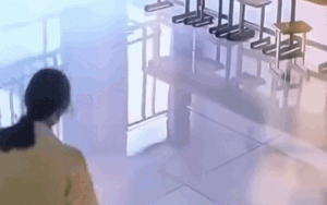 Cô giáo bất ngờ rời lớp, học trò chạy theo sau và diễn biến gây chú ý tiếp đó