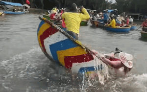 Cô gái lần đầu trải nghiệm 'quay thuyền thúng', mới 20 giây đã gặp sự việc khó ngờ