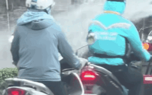 Đang ngủ trưa, người đàn ông chợt bừng tỉnh, xem clip ai nấy cũng phì cười